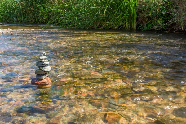 Montón Piedras Bellamente Apiladas Río — Foto de Stock