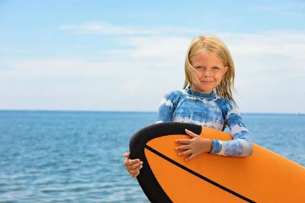 Happy Baby Girl Jonge Surfer Leren Surfen Surfplank Met Plezier — Stockfoto