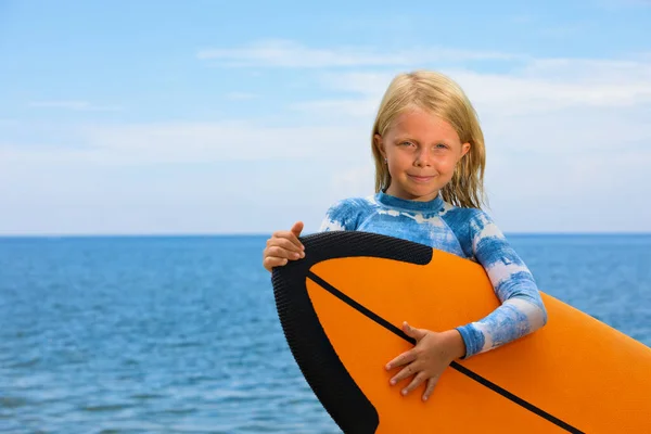 Niña Feliz Surfista Joven Aprender Montar Tabla Surf Con Diversión — Foto de Stock