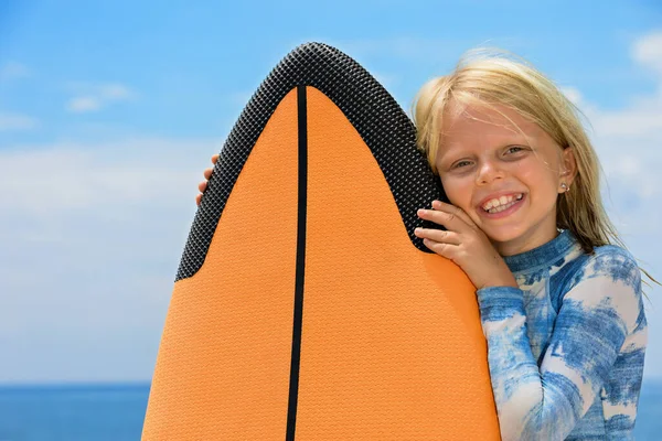 快乐的女婴 年轻的冲浪运动员学习骑在冲浪板上 在海浪中玩乐 积极的家庭生活方式 孩子们户外水上运动课 冲浪营的游泳活动 带孩子的暑假 — 图库照片