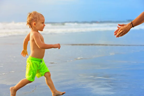 Gelukkige Familie Veel Plezier Tropische Zee Strand Resort Grappige Baby — Stockfoto