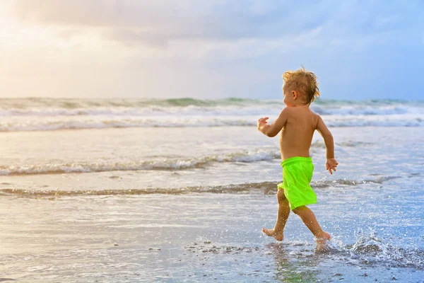 Gelukkige Familie Veel Plezier Tropische Zee Strand Resort Grappige Kleine — Stockfoto