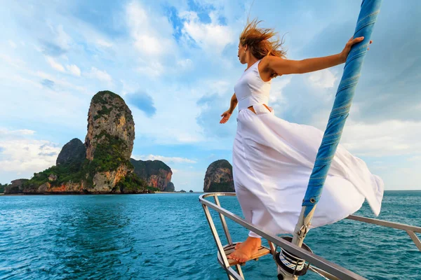 Joyeux Portrait Jeune Femme Fille Heureuse Debout Sur Pont Yacht — Photo