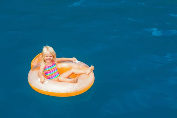Foto Van Gelukkig Kind Zwemmen Met Plezier Opblaasbare Drijvende Ring — Stockfoto