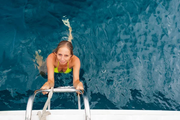 Joyeux Portrait Jeune Femme Fille Heureuse Bikini Monter Bord Yacht — Photo