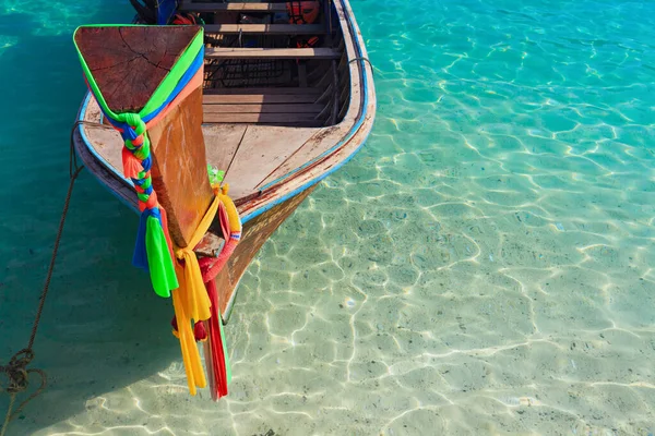 旅行背景 美丽的泰国热带沙滩景观与装饰的传统长尾船 由普吉前往菲群岛 克拉比 安达曼海高菲岛的假日旅游 — 图库照片