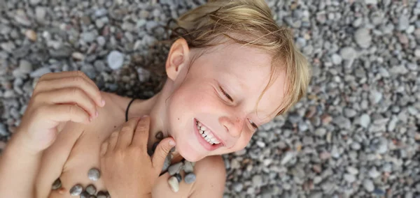 Het Zonnige Strand Hebben Gelukkige Kinderen Plezier Liggen Hete Kiezelstenen — Stockfoto