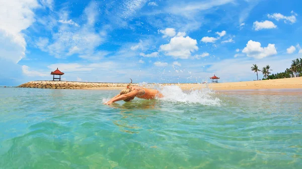 Счастливая Семья Веселится Морском Курорте Смешная Девочка Бегает Прыгает Воду — стоковое фото