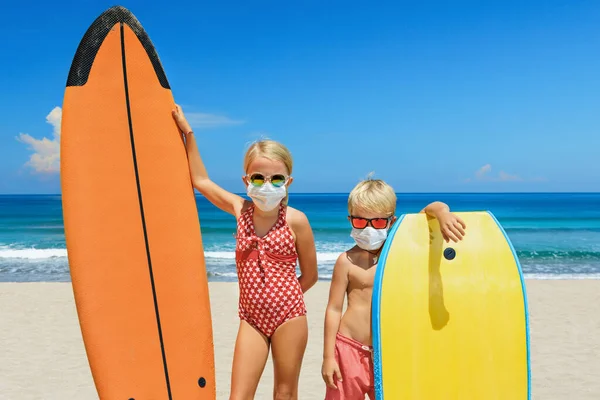 Grappige Kinderen Met Surfplanken Dragen Een Beschermend Masker Het Strand — Stockfoto