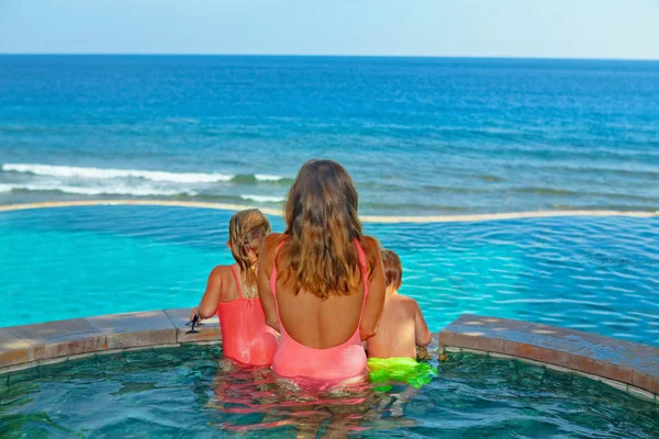 Les Enfants Heureux Profitent Des Vacances Été Plage Jeune Femme — Photo