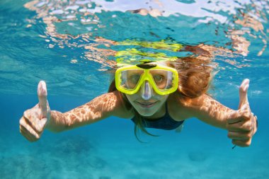 Mutlu aile - yüzen maske takan aktif genç kadın sualtına dalıyor, mercan resifi havuzunda tropikal balıklar görüyor. Seyahat macerası, yüzme aktivitesi ve çocuklarla yaz deniz seyahati..