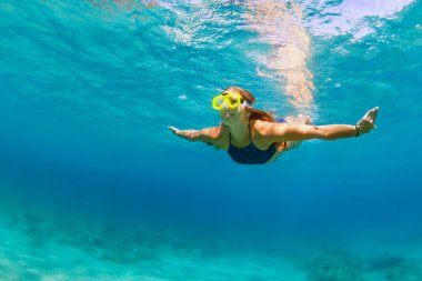 Mutlu aile - dalış maskeli aktif genç kadın, deniz havuzu havuzundaki tropik balıkları görmek için su altında yüzüyor. Seyahat macerası, yüzme aktivitesi, çocuklarla yaz deniz seyahati.