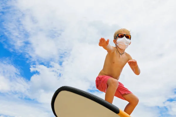 Jonge Grappige Surfer Met Een Zonnebril Beschermend Gezichtsmasker Surfplank Zomer — Stockfoto