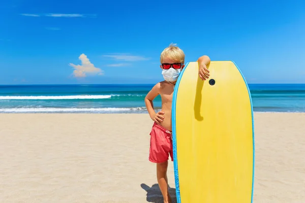 Νεαρός Σέρφερ Γυαλιά Ηλίου Προστατευτική Μάσκα Στην Παραλία Της Θάλασσας — Φωτογραφία Αρχείου