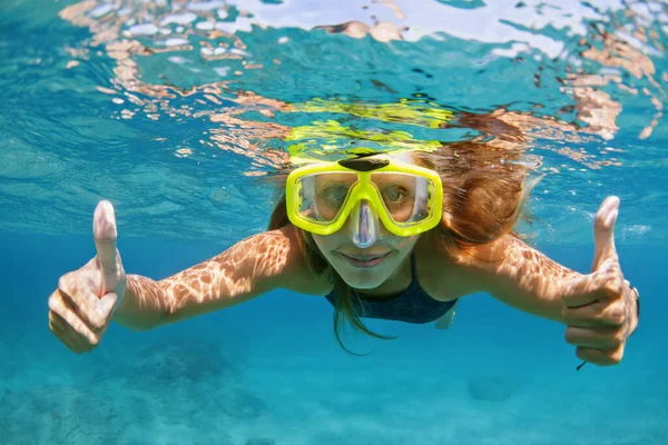 Famille Heureuse Jeune Femme Active Dans Masque Plongée Plongée Sous — Photo