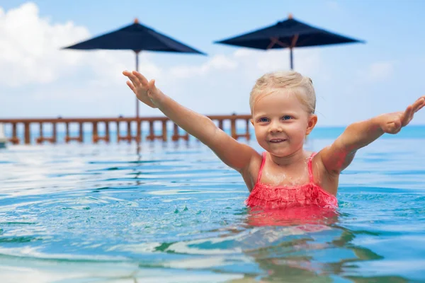 Actief Gelukkig Kind Veel Plezier Zomerse Strandvakantie Grappig Meisje Handen — Stockfoto