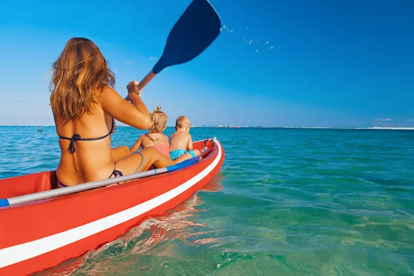 Gelukkige Familie Jonge Moeder Kinderen Hebben Plezier Boot Lopen Vrouw — Stockfoto