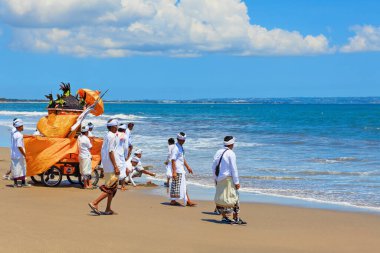 Bali Adası, Endonezya - 18 Mart 2015: Balili halk yürüyüşü Hindu kalıntılarıyla okyanus kutsal suyuna yürüdü geleneksel tören için Melasti 'de sessizlik günü Nyepi