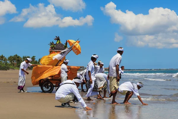 Bali Island Indonesien Mars 2015 Balinesiska Folket Procession Promenader Vid — Stockfoto