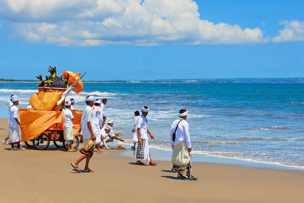 Wyspa Bali Indonezja Marca 2015 Procesja Balijczyków Przechadzających Się Plaży — Zdjęcie stockowe