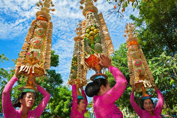 Denpasar Ilha Bali Indonésia Junho 2016 Grupo Mulheres Bonitas Trajes — Fotografia de Stock