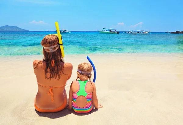 Happy Family Moeder Baby Meisje Met Snorkelmasker Zitten Wit Zandstrand — Stockfoto