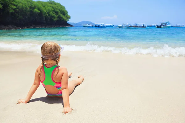 Щаслива Сім Активна Дівчинка Снорклінговій Масці Сидить Білому Піщаному Пляжі — стокове фото
