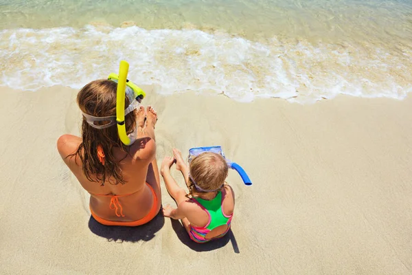 Família Feliz Mãe Menina Bebê Máscara Snorkeling Sentam Praia Areia — Fotografia de Stock