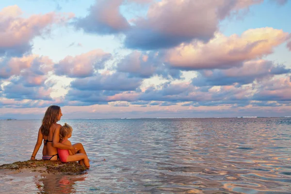 Oamenii Fericiți Distrează Vacanța Vară Plajă Mama Tânără Fiica Relaxează — Fotografie, imagine de stoc