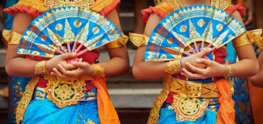 Asya seyahati geçmişi. Geleneksel Sarong kostümlü bir grup Balili güzel dansçı. Hayranları el ele dans edip Legong dansı yapıyor. Sanat, Endonezya halkı kültürü, Bali ada festivalleri.