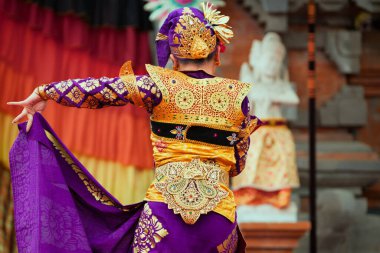Asya seyahati geçmişi. Geleneksel Sarong kostümlü bir grup Balili güzel dansçı. Hayranları el ele dans edip Legong dansı yapıyor. Sanat, Endonezya halkı kültürü, Bali ada festivalleri.