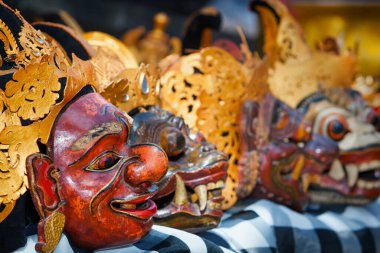 Bali adası kültürünün eski geleneksel bale kostümleri ve maskeleri Tari Wayang Topeng. Tapınak ayini, dini bayramlarda yapılan bir tören. Etnik festivaller, Endonezya halkının sanatı
