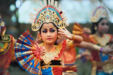 Denpasar, Bali Adası, Endonezya - 11 Haziran 2016: Etnik dansçı kostümlü güzel Balili genç bir kadının portresi, sanat ve kültür festivalinde geleneksel tapınak dansı.