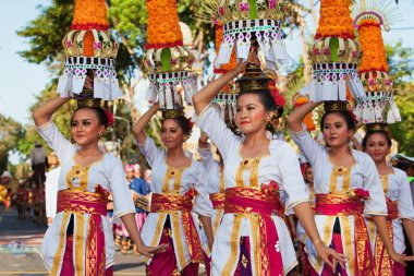 DENPASAR, BALI ISLAND, INDONEZYA - 11 Haziran 2016: Geleneksel Balili kostümlü güzel kadın grubu tapınak Hindu töreni için dini tören düzenlemeye devam ediyor