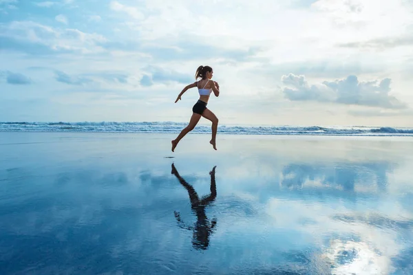 Jeune Fille Pieds Nus Avec Corps Mince Qui Court Long — Photo