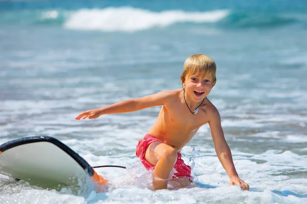 快乐的男孩 年轻的冲浪运动员学习驾驶 从冲浪板上快乐地跳下 奔向海滩 积极的家庭生活方式 孩子们冲浪课 户外水上体育活动在冲浪营 带孩子的暑假 — 图库照片