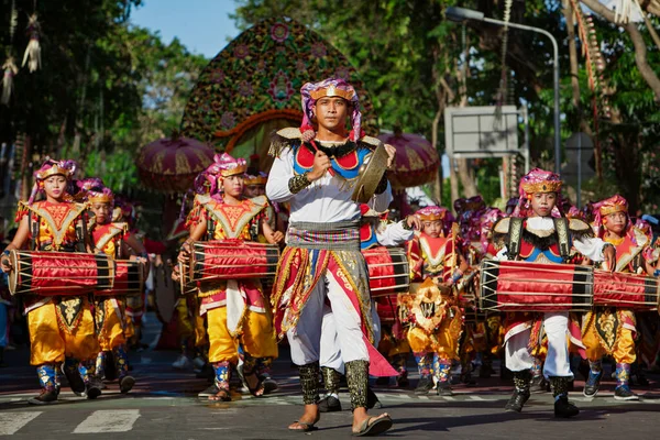 Denpasar Bali Island Indonesien Juni 2016 Balinesiska Folkets Grupp Vackra — Stockfoto