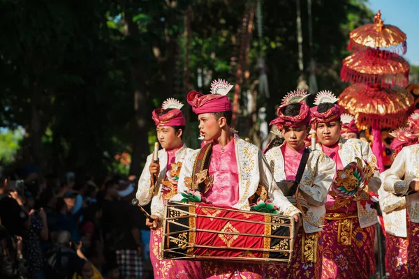 Denpasar Bali Island Indonesia June 2016 Group Balinese People 在艺术文化节的街头游行中 — 图库照片