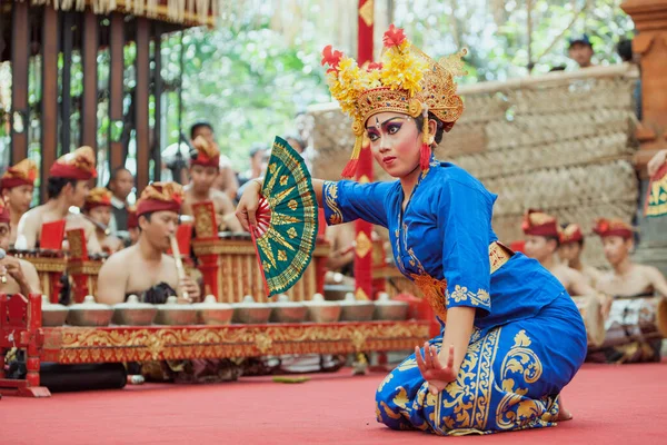 2016年6月23日インドネシア バリ島デンパサール 民族舞踊家の衣装を着た美しい若いバリ人女性の肖像 芸術と文化祭のパレードで伝統的な寺院ダンスを踊る — ストック写真