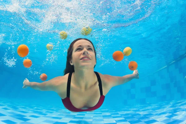 Jovem Mulher Bonita Biquíni Nadando Mergulhando Subaquático Piscina Com Diversão — Fotografia de Stock