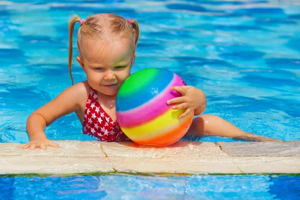 Gelukkige Familie Het Zwembad Lachen Kind Zwemmen Duiken Het Zwembad — Stockfoto