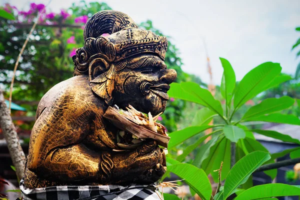 Dwarapala Tradicional Bedogol Balinés Decorado Para Festival Con Ofrendas Ceremoniales — Foto de Stock