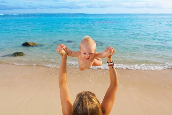 Joven Madre Feliz Lanzando Hasta Aire Alegre Bebé Niño Playa — Foto de Stock