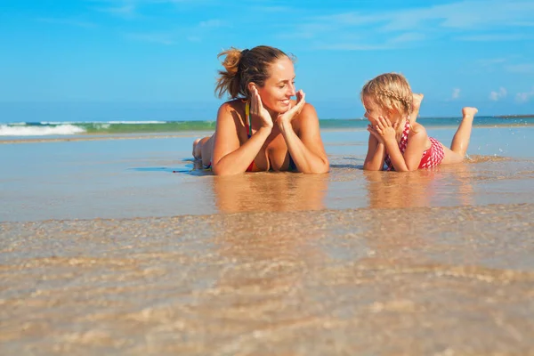 Pessoas Felizes Divertem Surf Marítimo Praia Areia Branca Jovem Mãe — Fotografia de Stock