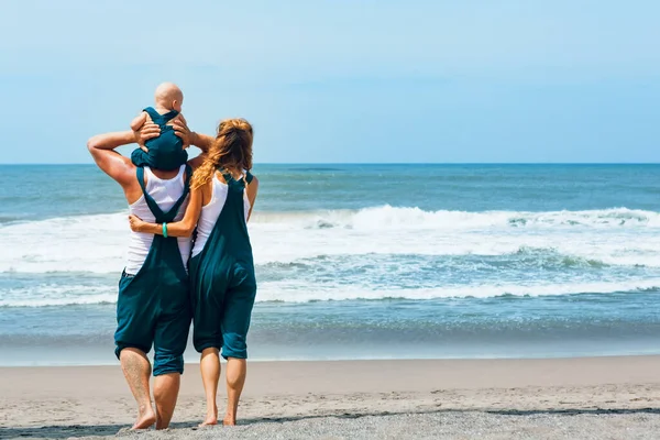 Famille Heureuse Jeune Hipster Père Mère Drôle Bébé Fils Marchent — Photo