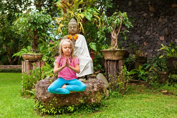 Ranní Zábavná Meditace Tropické Zahradě Happy Girl Sit Relax Yoga — Stock fotografie