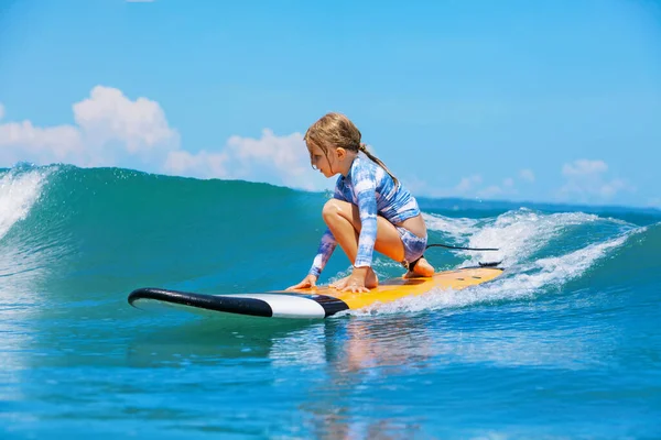Счастливая Девочка Юный Серфер Катается Доске Серфинга Удовольствием Морских Волнах — стоковое фото