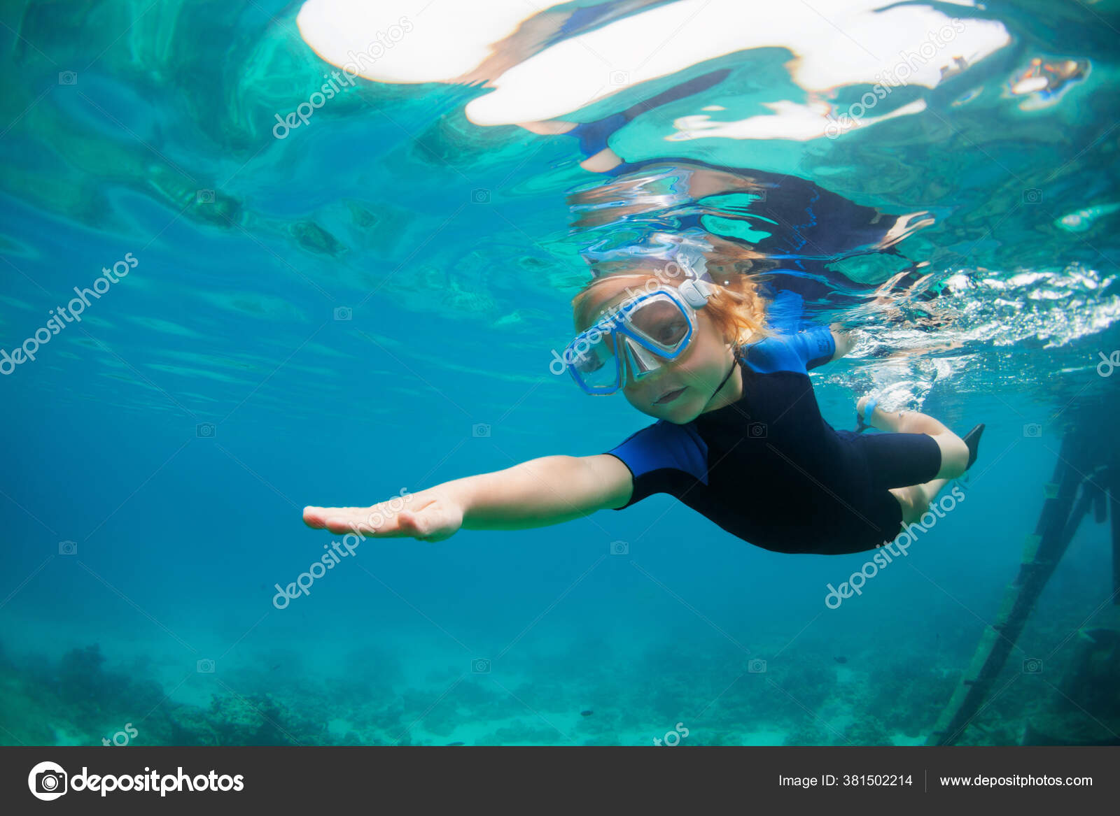 Retrato De Niña Feliz Con Traje De Neopreno, Máscaras Y Tubos En