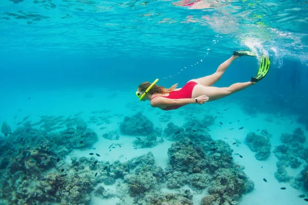 年轻快乐的女孩戴着潜水面具 跳入水下观看珊瑚礁海塘中的热带鱼 旅游活动 水上运动 户外活动 带孩子的家庭暑假 — 图库照片