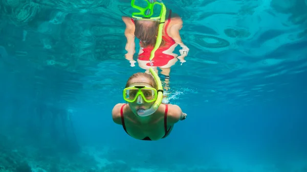 Jong Gelukkig Meisje Snorkelen Masker Springen Duiken Onder Water Tropische — Stockfoto